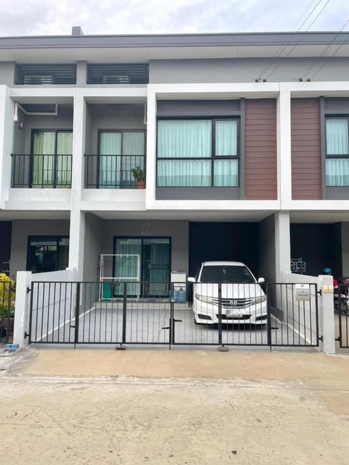 For SaleLadkrabang, Suwannaphum Airport : Urgent sale ‼️ Decorated and ready to move in, 2-storey townhouse, 3 bedrooms, 2 bathrooms, on the main road, Lumpini Townville Lat Krabang - Suvarnabhumi🏠