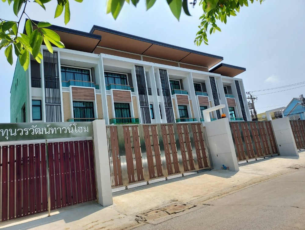 For SaleHome OfficeBang kae, Phetkasem : The owner posted for sale himself, Townhome/Home Office by Thun Worawat, 5 units, starting at 10.9 million*** Special, only one unit left, 9.9 million