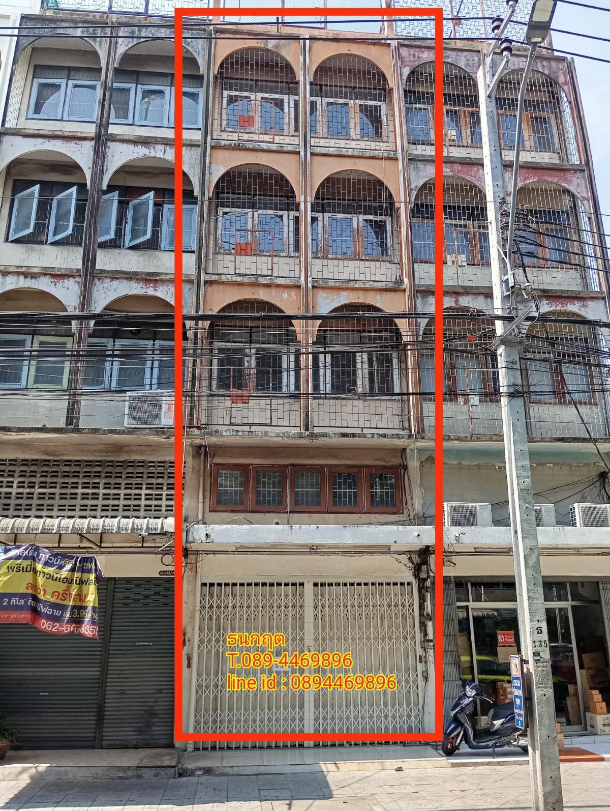 For RentShophouseWongwianyai, Charoennakor : 🥰For rent, 4 and a half storey commercial building with rooftop, location near Siriraj Hospital.