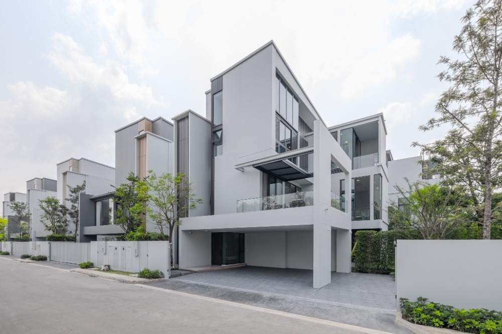 For RentHousePattanakan, Srinakarin : Vive Krungthepkritha | For rent, corner house, 4 bedrooms, beautifully decorated, Modern Luxury style, looks warm and comfortable, near Wellington International School.