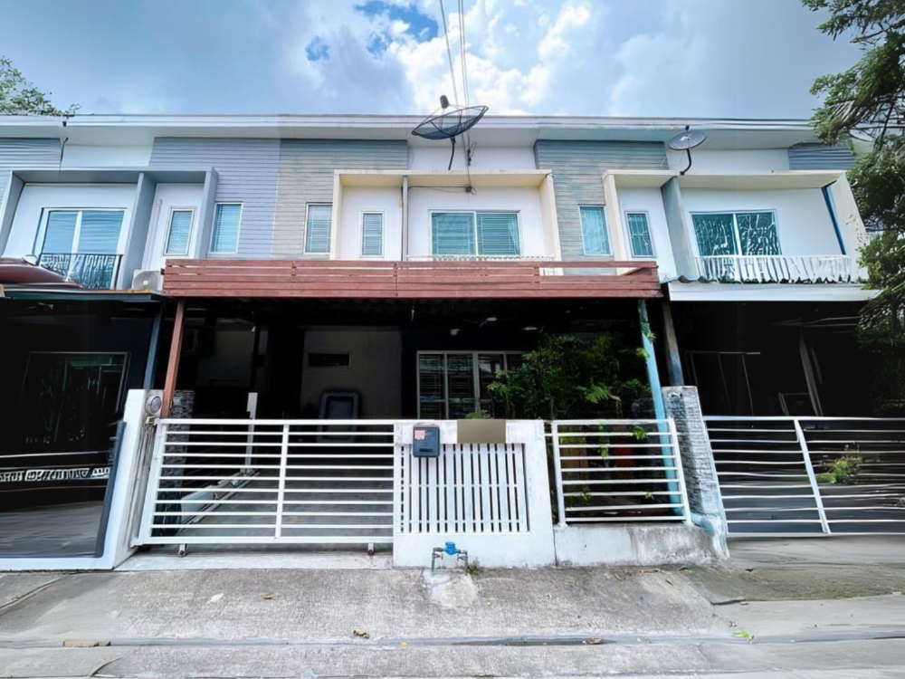 For SaleTownhouseChaengwatana, Muangthong : Townhouse for sale: The Connect Chaengwattana 1, next to Muang Thong Thani Expressway and the Pink Line electric train.