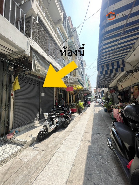 For RentShophouseYaowarat, Banglamphu : For rent: Shophouse, Soi Charoen Krung 1, Wang Burapha Phirom Subdistrict, Phra Nakhon District, near Thao Thammapala Phrom Shrine, connecting to Fueang Si Road, Tri Phet Road, Tee Thong Road, Wisut Alley