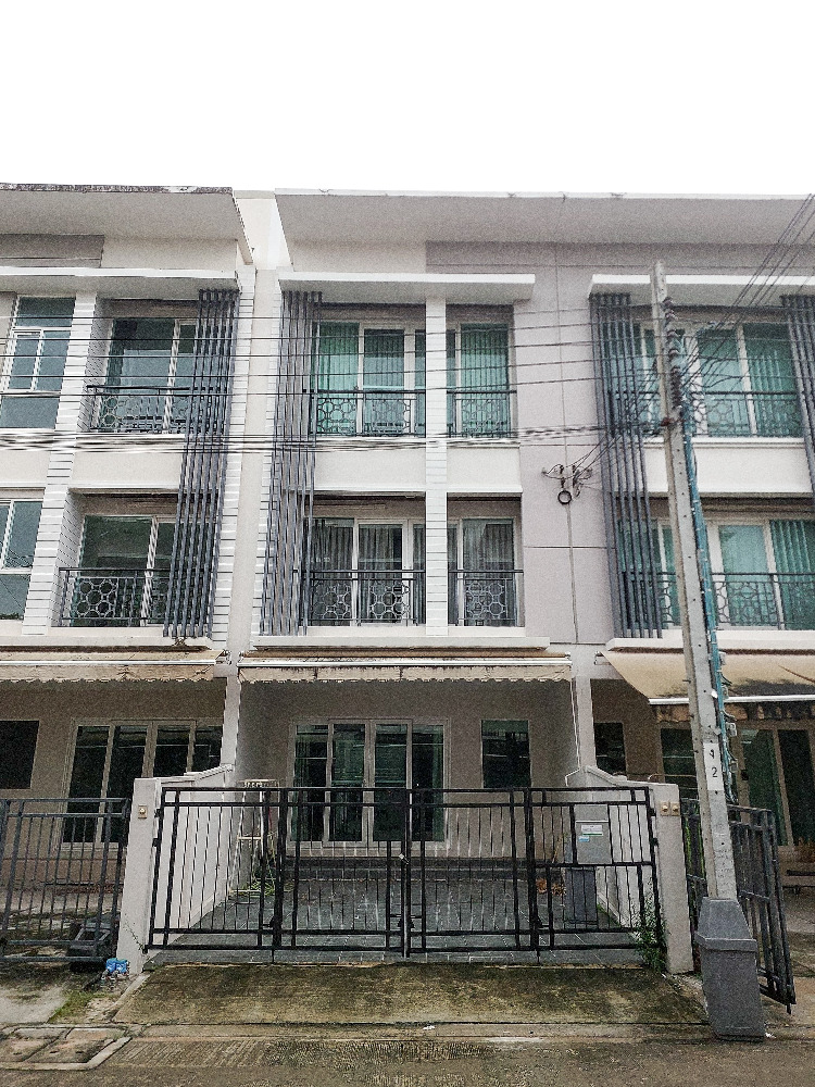 For SaleTownhousePattanakan, Srinakarin : For sale: Townhouse in the middle of Rama 9 city, good location, next to the motorway, beautifully decorated, ready to move in