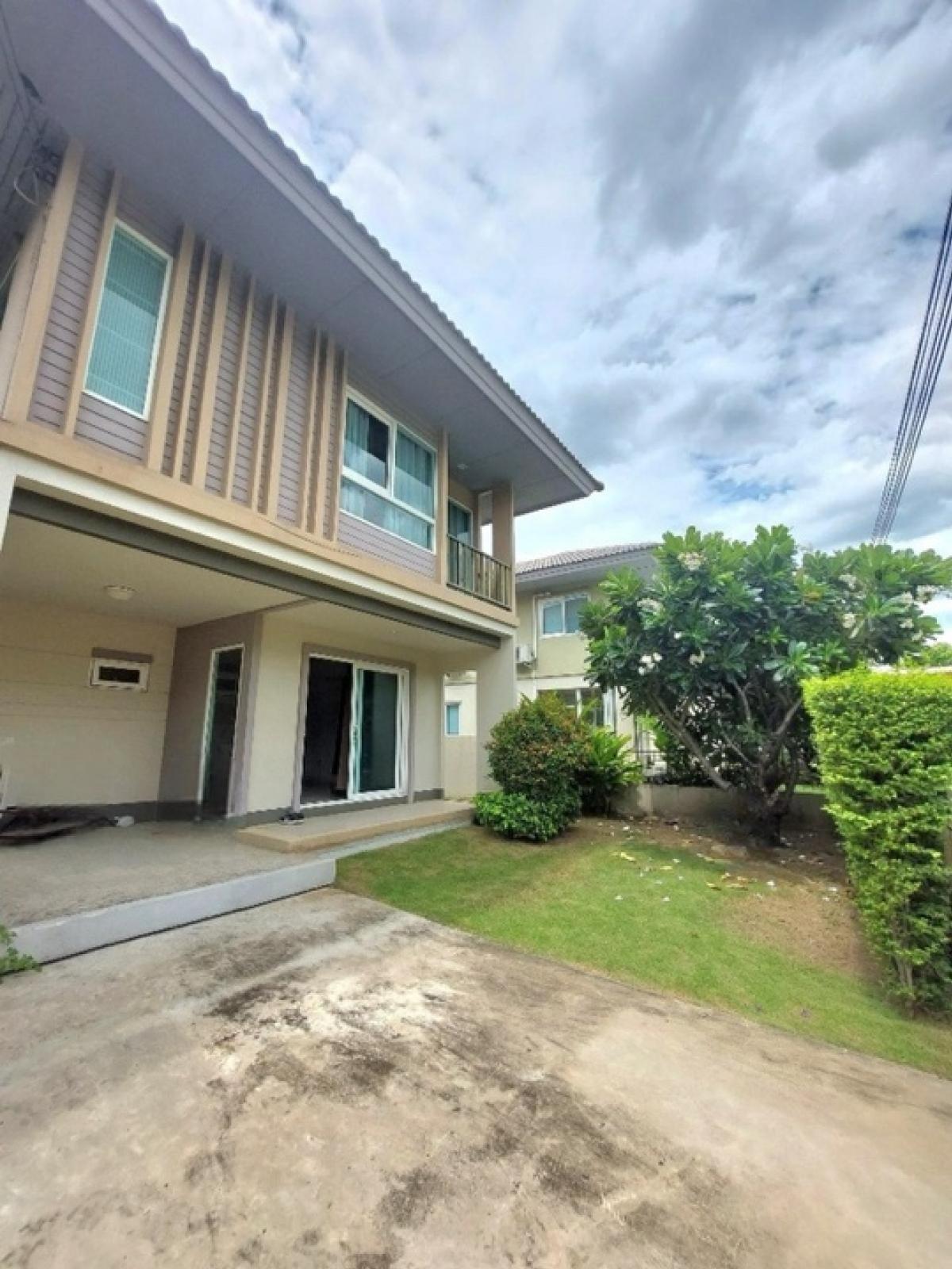 For RentHouseBangna, Bearing, Lasalle : 2-storey house for rent “The owner released it himself“ Kanasiri Bangna project (area in front of the house next to the garden) Contact number 0876925123 Oh