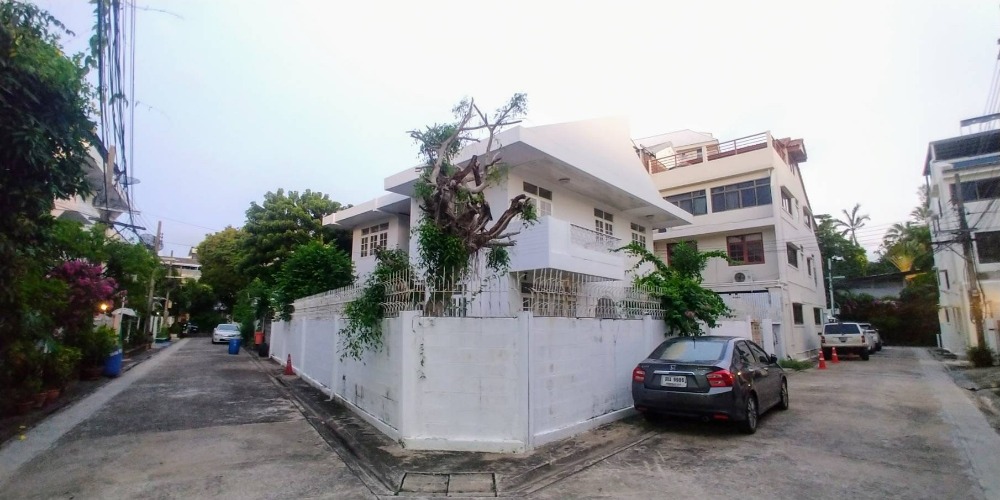 For SaleHouseSathorn, Narathiwat : For sale: 2-storey detached house, Soi Yen Akat Soi 1, Sathorn, corner house, near Sathorn, Silom, One Bangkok shopping mall, MRT Lumpini