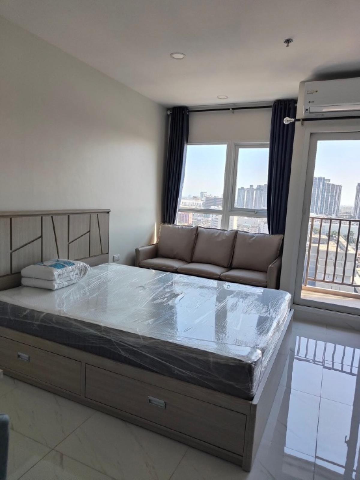 For RentCondoRamkhamhaeng, Hua Mak : Condo for rent Supalai Veranda Ramkhamhaeng Building/Building: A Floor: 17 Room size: 28 sq m. Price 11,000 baht Nearby stations: Orange Line MRT Station, Hua Mak Station