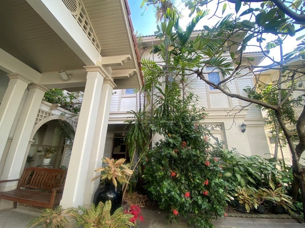 For RentHouseAri,Anusaowaree : 2 -storey detached house in a private area Central entrance and swimming pool  The area is about 200 square meters. There are 2 bedrooms, 3 bathrooms, balcony, Phahonyothin Road, walk about 10 minutes to Ari BTS station.  Safe and shady