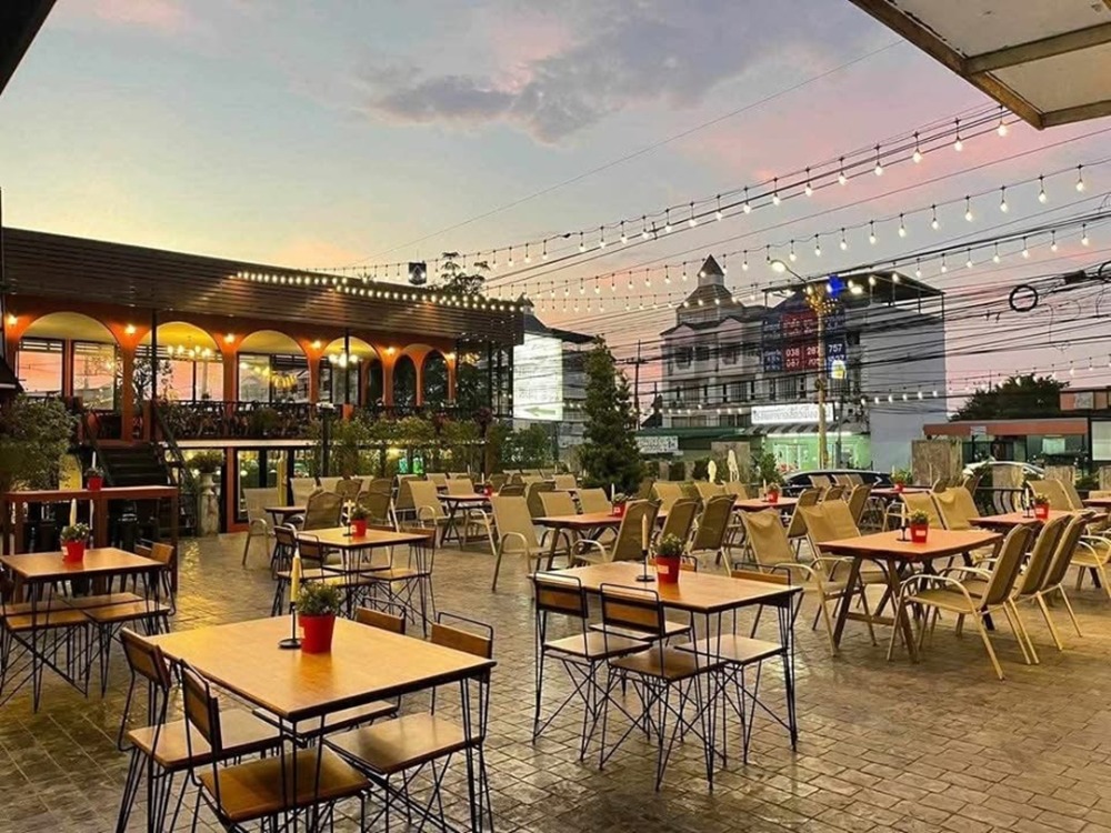 For LeaseholdRetailPattaya, Bangsaen, Chonburi : Urgent sale, restaurant - chill out - watch football, behind Central Chonburi, on Phrayasatcha Road, opposite Bangkok Bank, has regular customers.