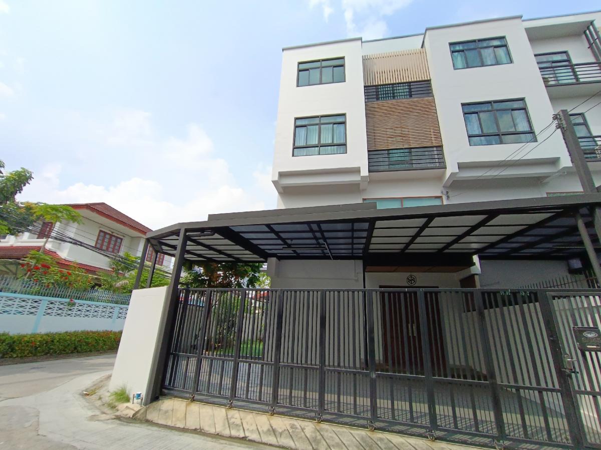 For SaleTownhouseLadprao, Central Ladprao : For sale: 3 and a half storey townhome, corner unit, Lat Phrao 25