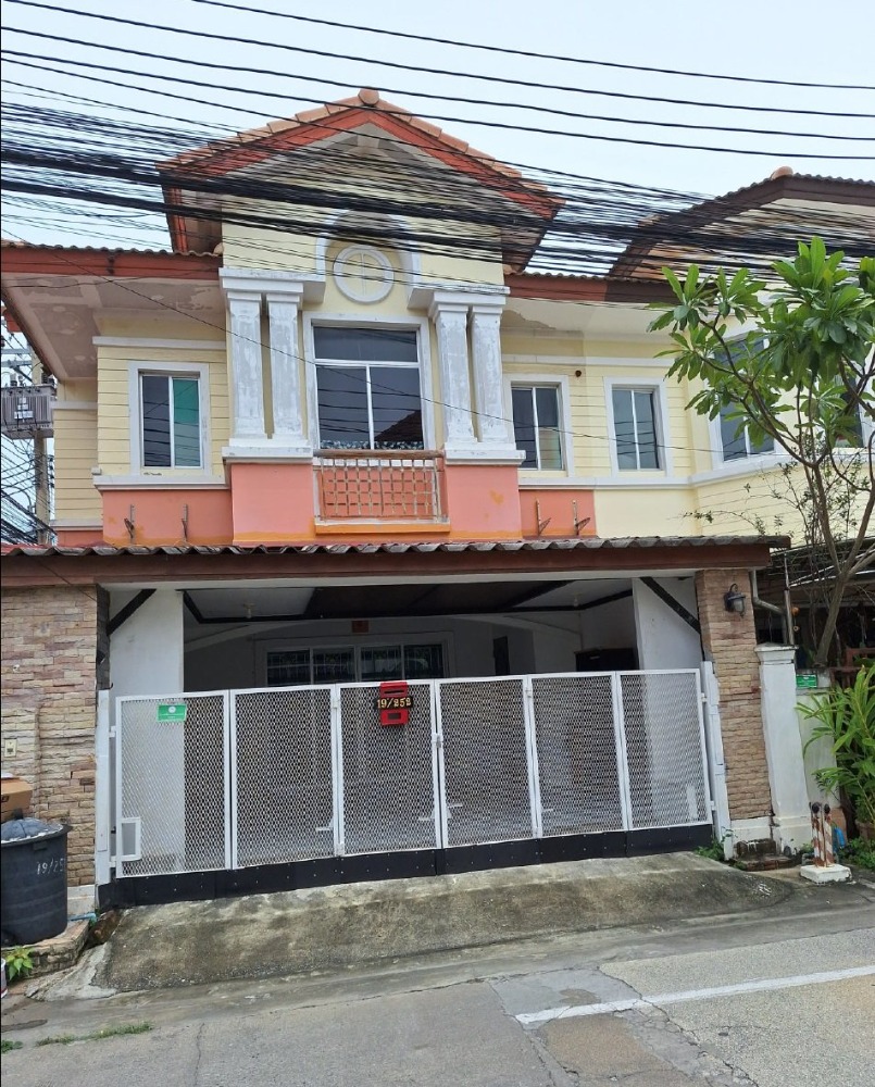 For SaleTownhomeSamut Prakan,Samrong : Townhouse for sale, The Connect Bangna, Km.10, corner plot, first house in front of the project, suitable for business and shops.