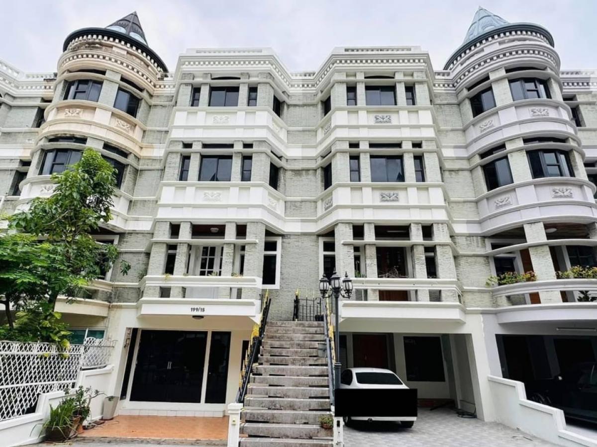 For RentTownhouseSukhumvit, Asoke, Thonglor : TH01-2753  For rent 🏡Townhome Asoke Phrom Phong 📍Sukhumvit31  3 bedrooms, 4 bathrooms, 3 parking spaces, 1 maid's room   Area 33 square wah  Usable area 350 square meters  Opposite Srinakharinwirot University   3 bedrooms, 4 bathrooms.  1 ma