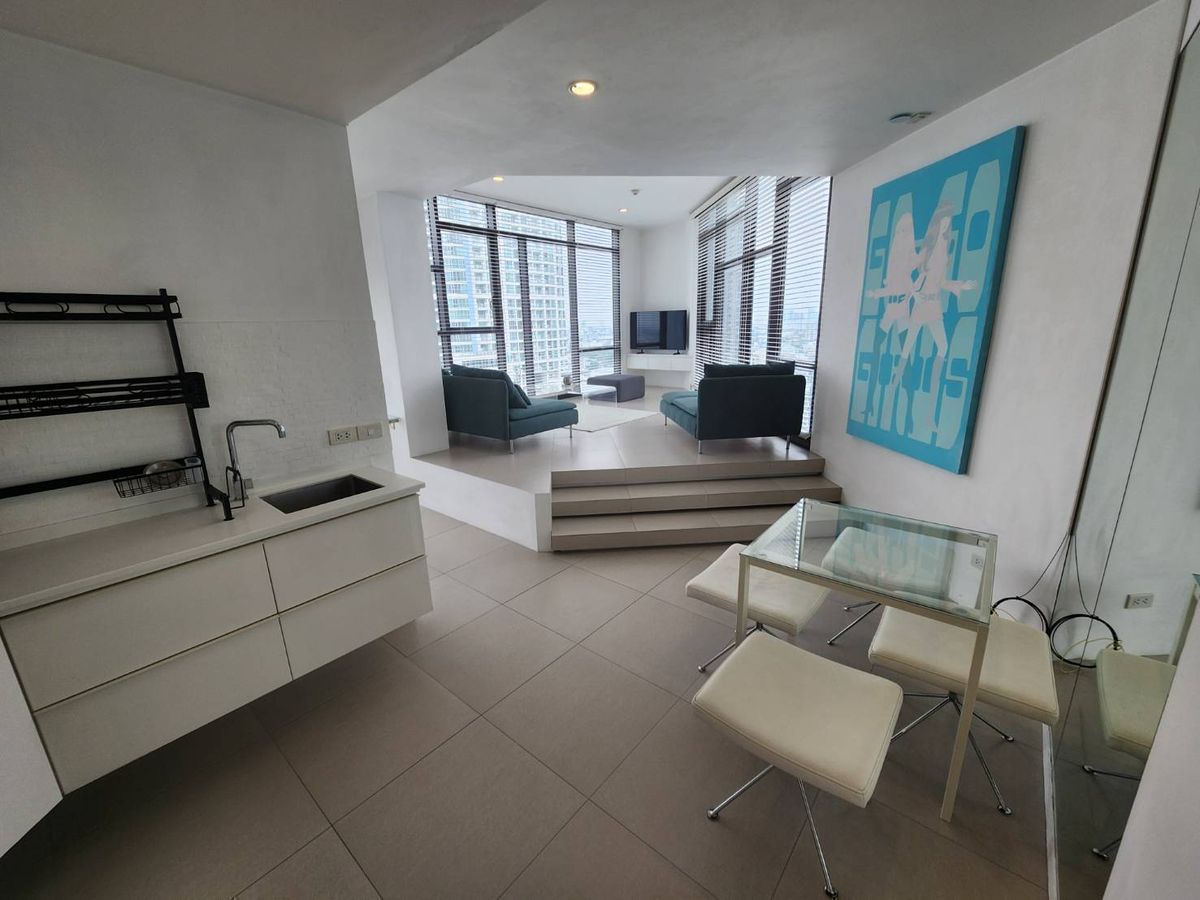 For RentCondoOnnut, Udomsuk : 💥For Rent💥Condo Wyne Sukhumvit. 1 Bed 1 Bath, 50 sq.m. Glass corner unit, split-level, furnished, high floor, 360° view. Near BTS Phra Kanhong