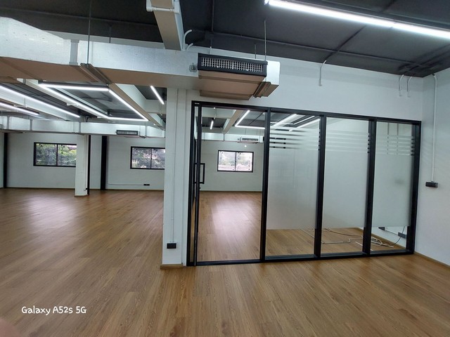 For RentOfficeKhlongtoei, Kluaynamthai : HR2159 Office space for rent 200 sq m. Rama 4 area, suitable for use as an office, near Lotus Rama 4