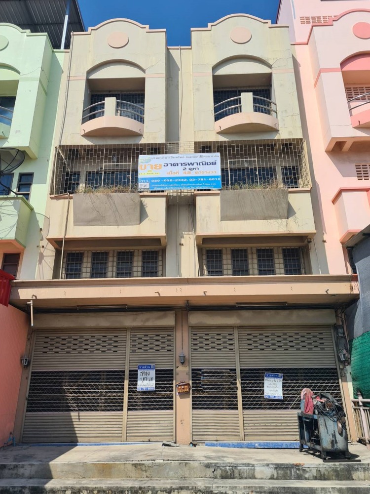 For SaleShophouseSamut Prakan,Samrong : For sale: 3 and a half storey commercial building, 2 units, on old Sukhumvit Road, suitable for an office, near a large community, very special price 5.5 million