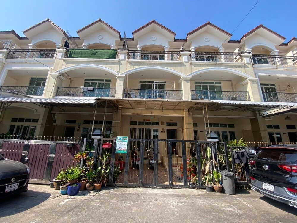 For SaleTownhouseLadprao101, Happy Land, The Mall Bang Kapi : Townhouse for sale, 3 floors, Lat Phrao 101, Sirin Home Village, Soi 42, beautiful location, good price