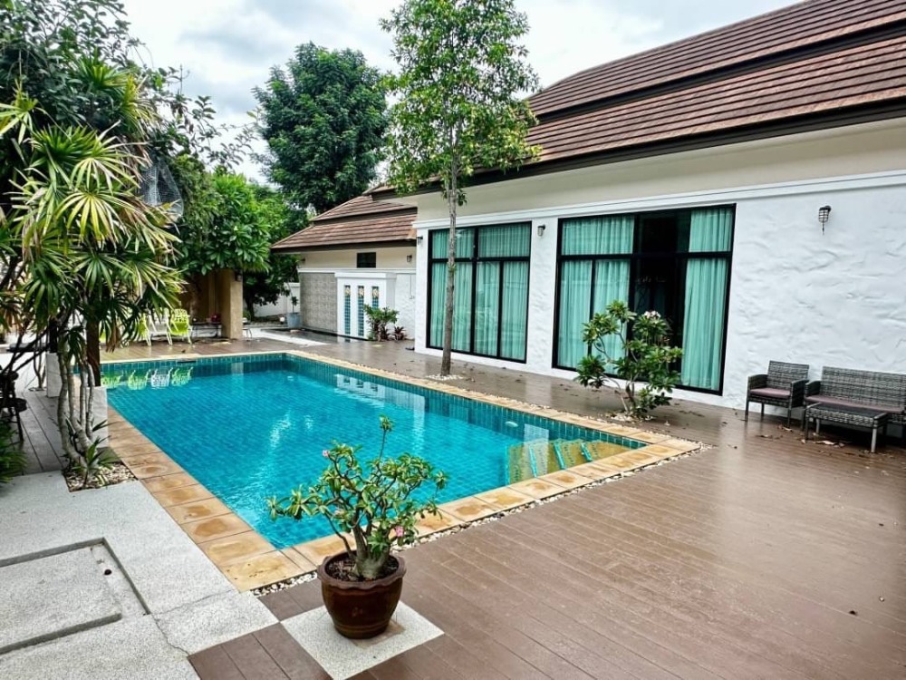 For SaleHousePattaya, Bangsaen, Chonburi : Baan Anda Pattaya has a large private swimming pool. The house is large, clean and safe.