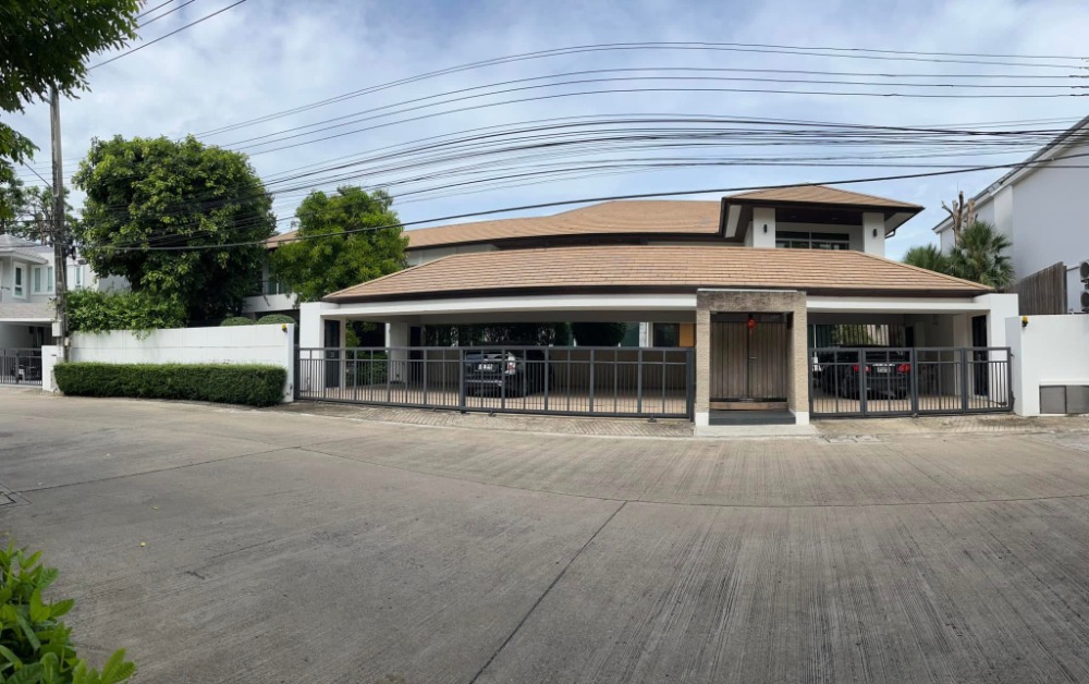 For SaleHouseChokchai 4, Ladprao 71, Ladprao 48, : ❖ Special Price ❖ 2-storey detached house 259.30 sq.w., 924.00 sq.m. | 5 bedrooms, 6 bathrooms | Near Central Eastville 3 minutes, The Crystal Ekkamai-Ramintra 4 minutes, MRT Lat Phrao 71 8 minutes.