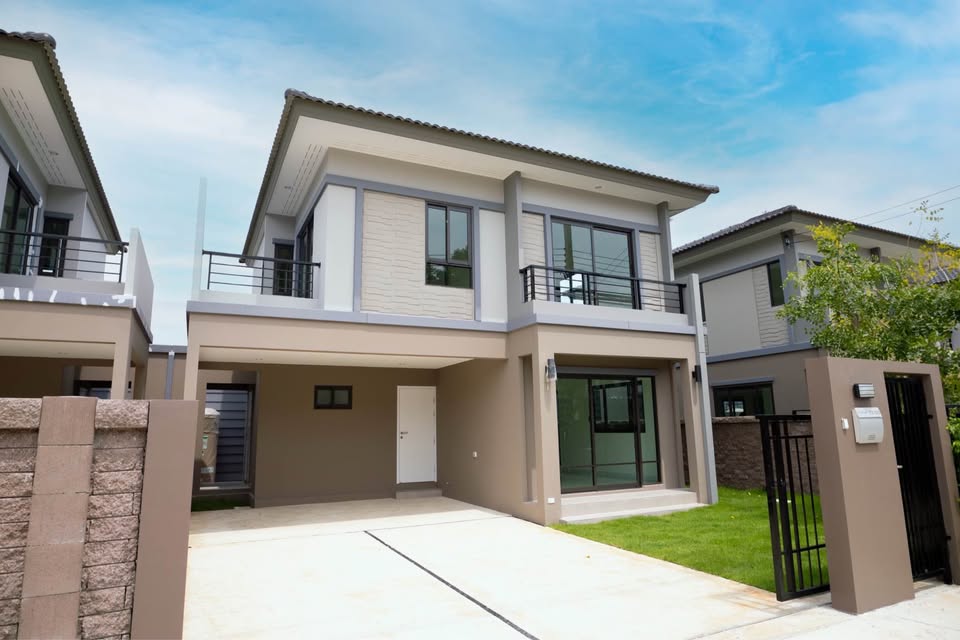 For SaleHousePathum Thani,Rangsit, Thammasat : Selling at a loss! Below project price. New twin house, never occupied. Best zone in front of the project. Located on a 16 meter wide main road.