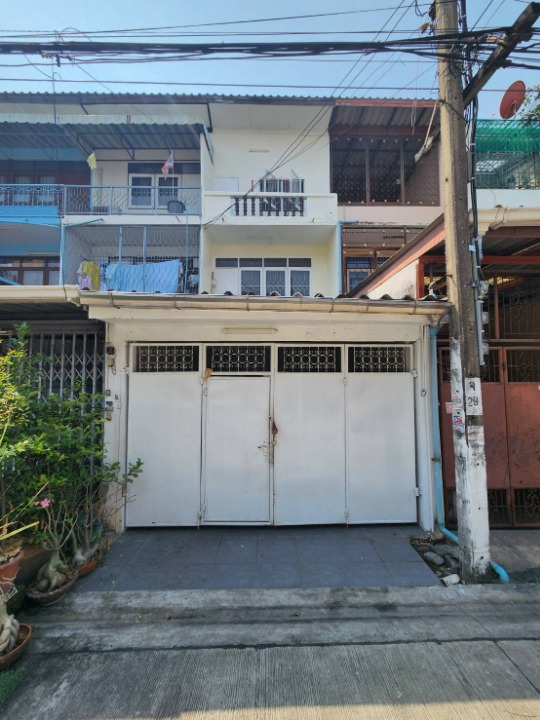 For RentTownhouseLadprao101, Happy Land, The Mall Bang Kapi : Townhouse for rent, Lat Phrao - Bang Kapi area, near The Mall Lifestore Bang Kapi, only 4 minutes away.