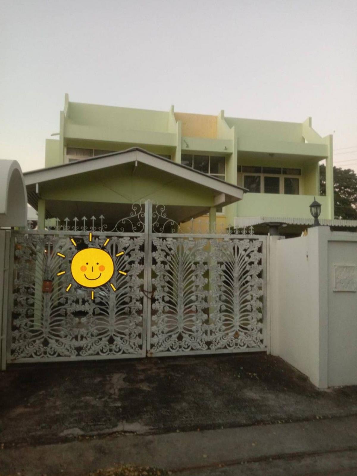 For RentHouseRatchadapisek, Huaikwang, Suttisan : Ratchada Rd., near Panchathip School, for rent, single house, 104 sq.w., 3 bedrooms, 3 bathrooms, 4 air conditioners, some furniture, table, cabinet, bed, mattress, for rent 38,000 baht, near BTS Ratchada Station / near Chao Phraya Park Hotel / through Vi