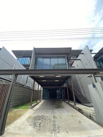 For RentOfficeYothinpattana,CDC : For rent, home office, 3.5-storey building, THE PENTAS project, Ratchada-Rama 9, beginning of Sahakan Pramul Alley, only 300 meters from Pracha Uthit Road, connected to Si Rat Expressway, Ekkamai-Ram Intra, Rama 9 Road, Ratchadaphisek Road, Lat Phrao Road