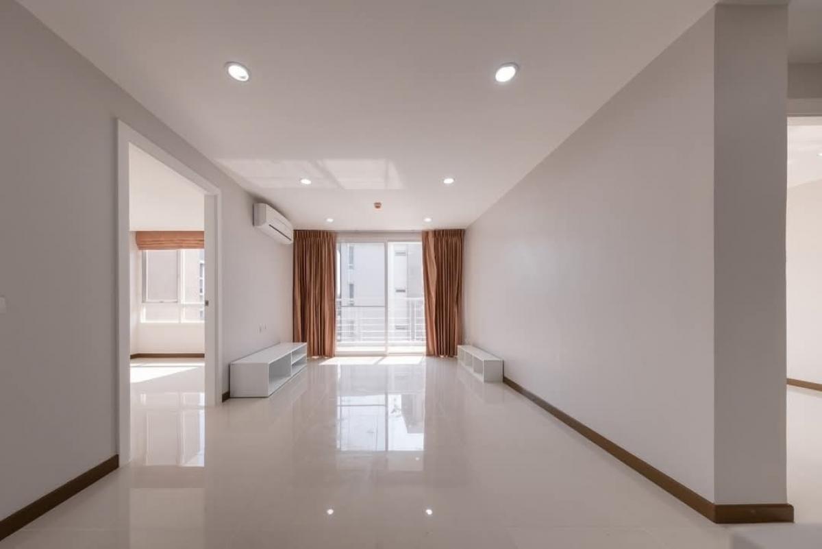 For SaleCondoPattanakan, Srinakarin : Urgent 🔥 Condo for sale, Element Srinakarin, size 53 sq m., Building C, 6th floor, price 3.5 million, near the Yellow Line BTS, opposite Dusit Thani College.