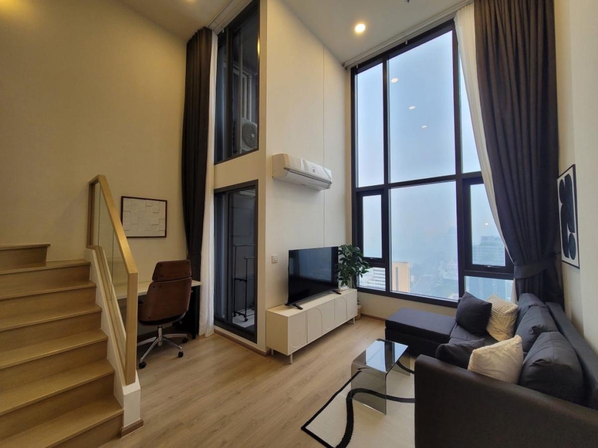 For RentCondoKhlongtoei, Kluaynamthai : Brand new condo✨, duplex room for rent, high floor overlooking Benchakitti park. WiFi included.✨Walking distance to subway ✨