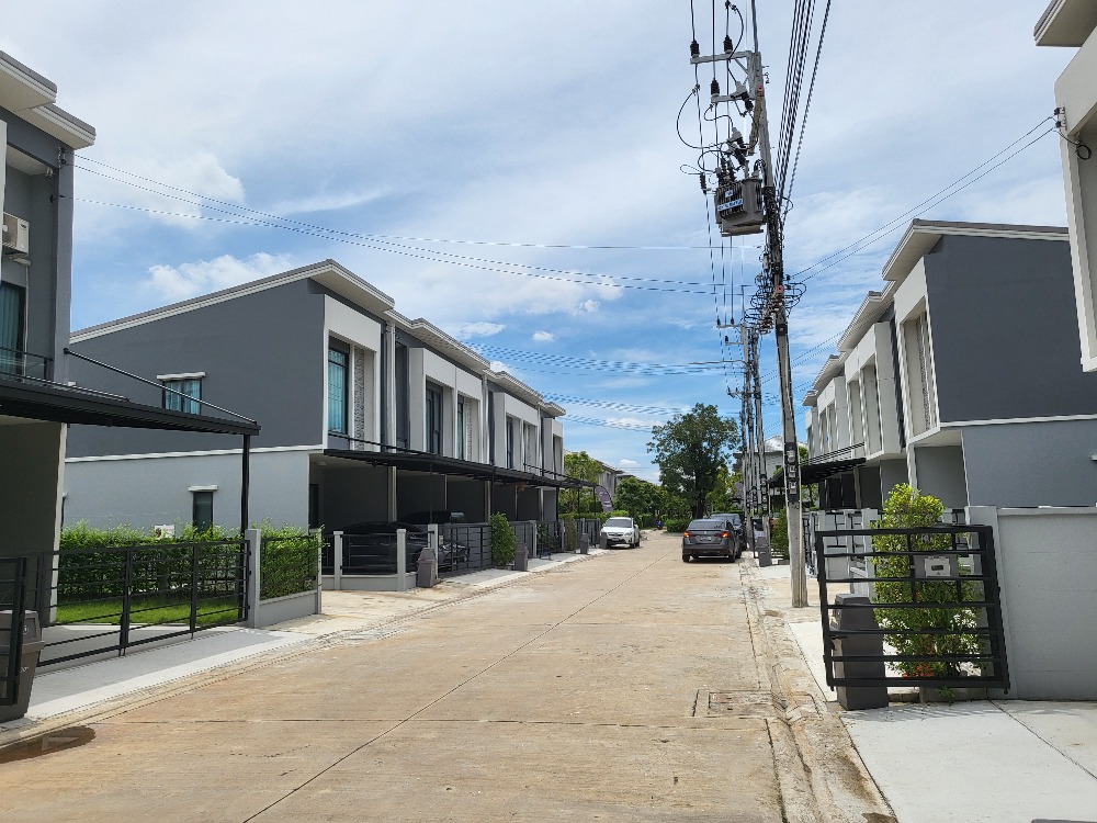 For RentTownhousePathum Thani,Rangsit, Thammasat : 2-storey townhouse with furniture, beautifully decorated, for rent in Rangsit-Khlong Luang area, near Future Park Rangsit, only 1.9 km.