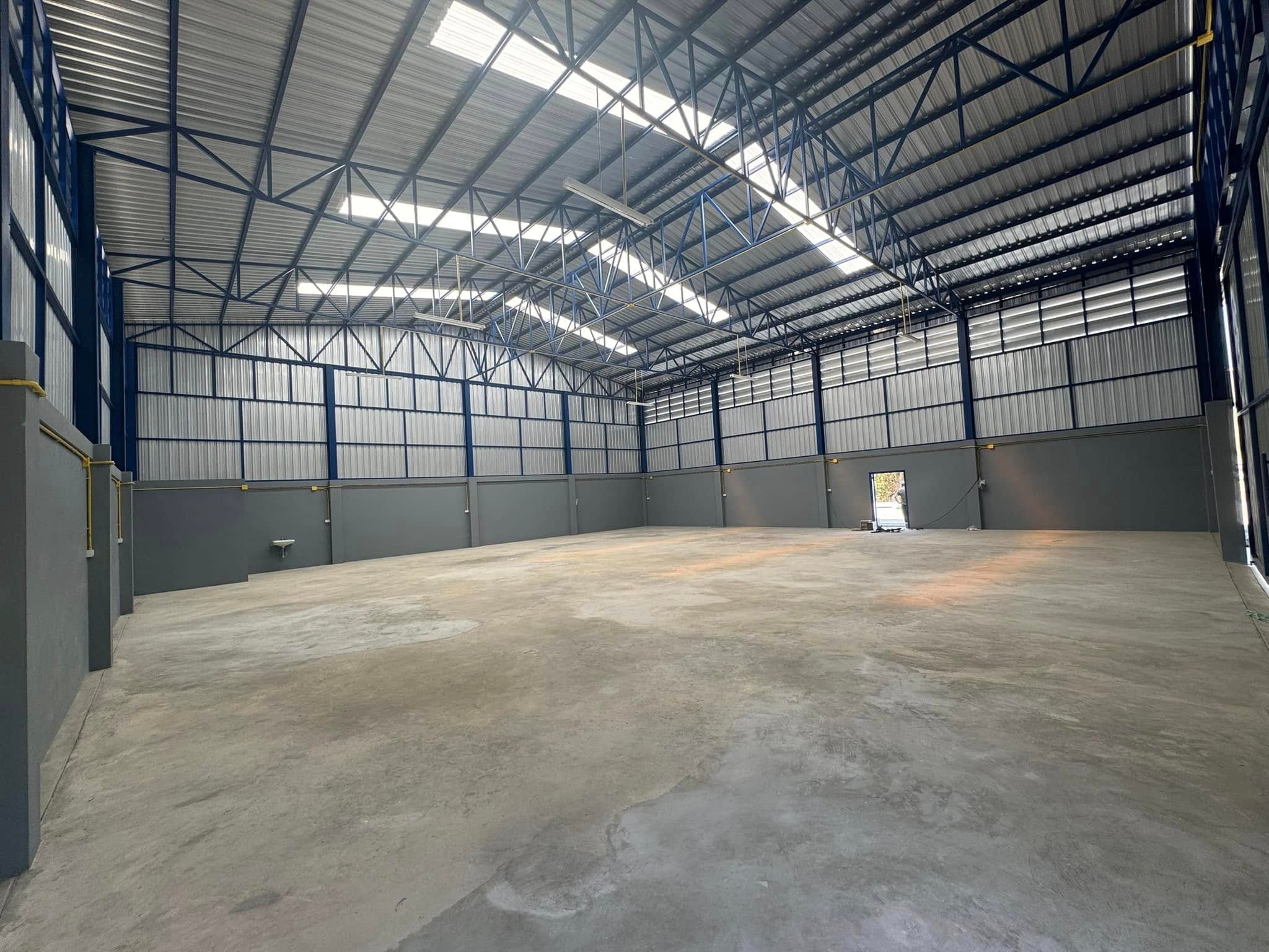 For RentWarehouseLadkrabang, Suwannaphum Airport : Factory warehouse for rent Lat Krabang location Usable area of ​​1,700 square meters, only 15 minutes into the motorway. 6 km away from Suvarnabhumi Airport