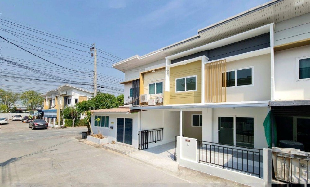 For SaleTownhomeNonthaburi, Bang Yai, Bangbuathong : The Modish Bang Bua Thong, second-hand house, brand new condition! The original owner has never lived in it. Premium specs.