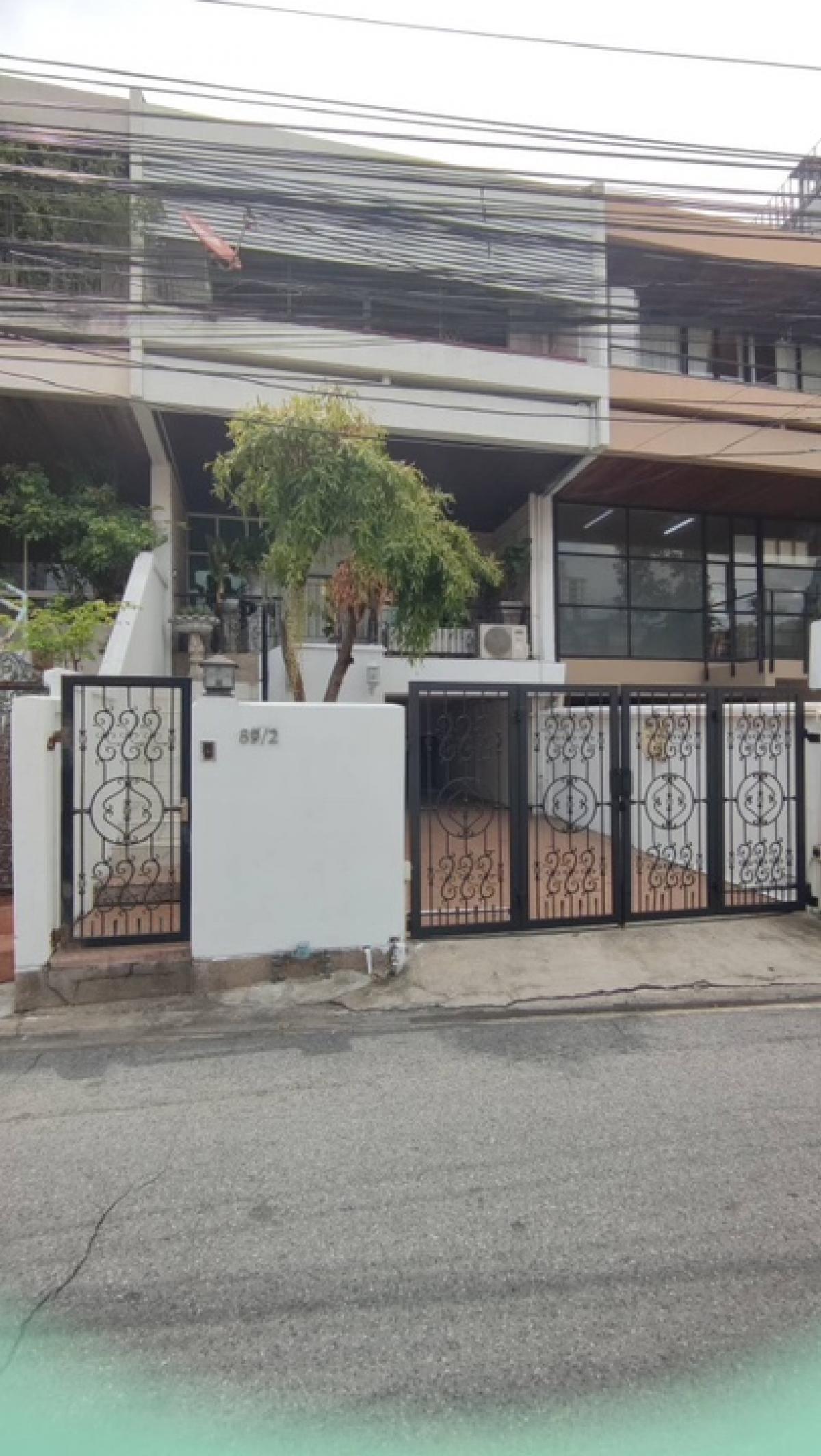 For SaleTownhouseSukhumvit, Asoke, Thonglor : For sale: 3-storey townhouse, Thonglor 20, Ekkamai 21, Sukhumvit 63, Soi Chaemchan, size 39 sq m, 3 bedrooms, 4 bathrooms, 3 multipurpose rooms, suitable for living, making a home office, selling for 22 million, transfer fee split in half