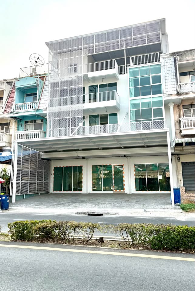 For RentShophouseRamkhamhaeng, Hua Mak : For rent: renovated commercial building, 3 rooms next to each other, 4 and a half floors, near The Mall Bangkapi, next to Lam Sali Station