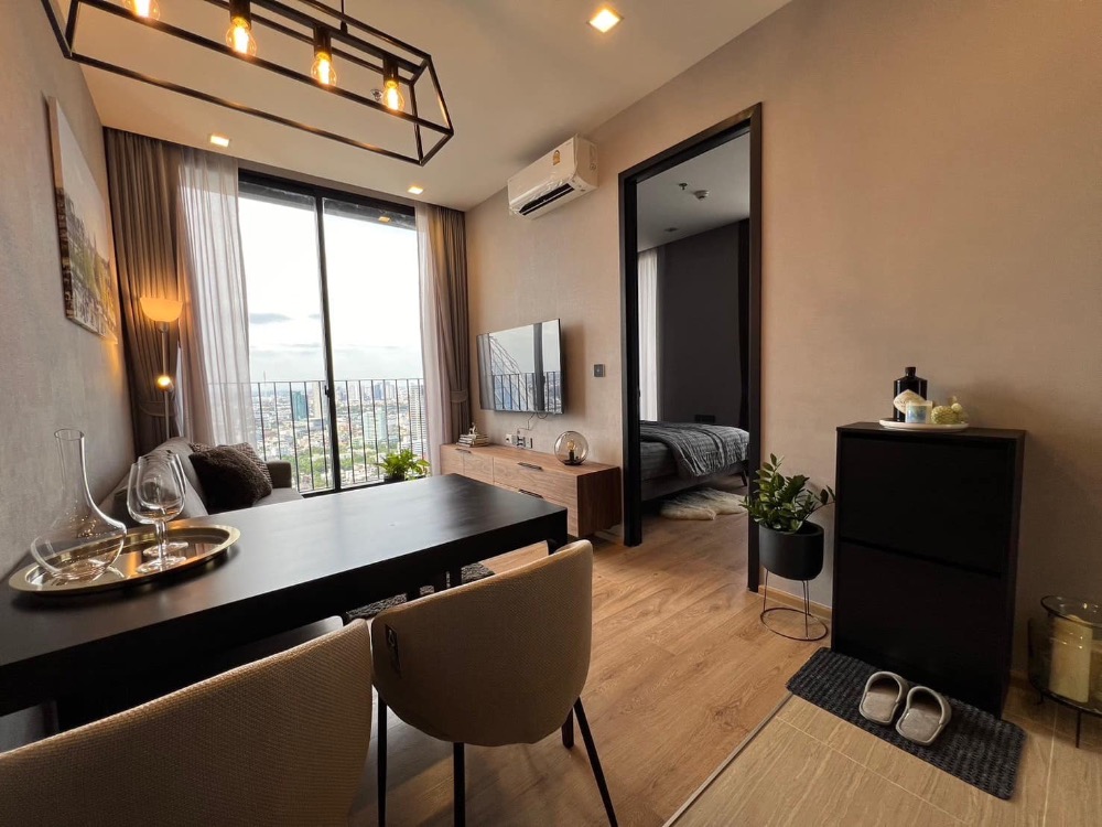 For RentCondoAri,Anusaowaree : 🔥 Dont miss out on this great discount! 🔥 ​​🏙️ Noble Around Ari - Luxury condo in the heart of Ari, urban lifestyle 📍 1 bedroom | 1 bathroom | Size 35 sq m. 💸 For rent only 33,000 baht/month (negotiable!) 📞 Call: 086-746-8882 (K. Cooper)