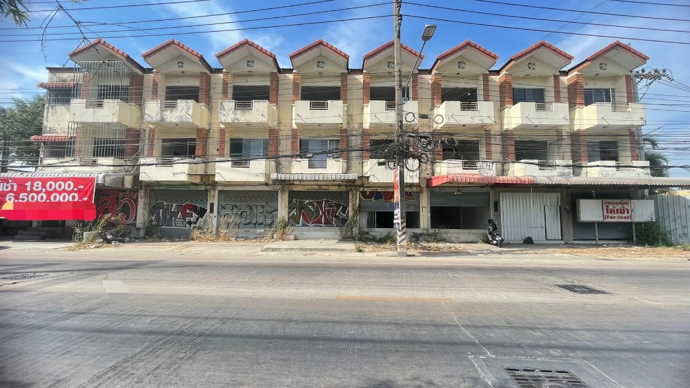 For RentShop HousePattaya, Bangsaen, Chonburi : For rent, 3-storey commercial building on the road, Soi Siam Country Club, Muang Phatthana