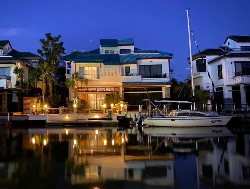 For SaleHousePattaya, Bangsaen, Chonburi : Beautiful house for sale in a project, special price, with a boat parking area in front of the house, Jomtien Yacht Club, Pattaya City