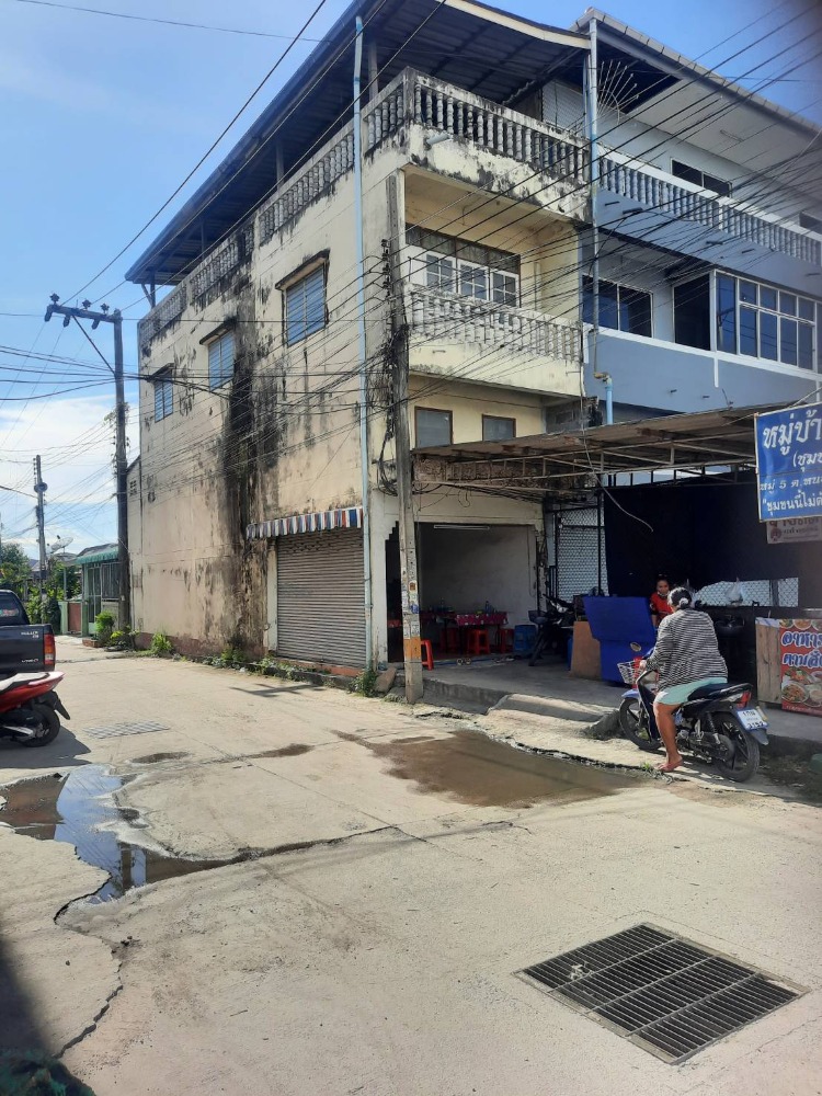 For SaleShophouseSriracha Laem Chabang Ban Bueng : Selling cheaper than NPA! 3-storey commercial building, on the road, good location, Sriracha, near industrial estate, special price