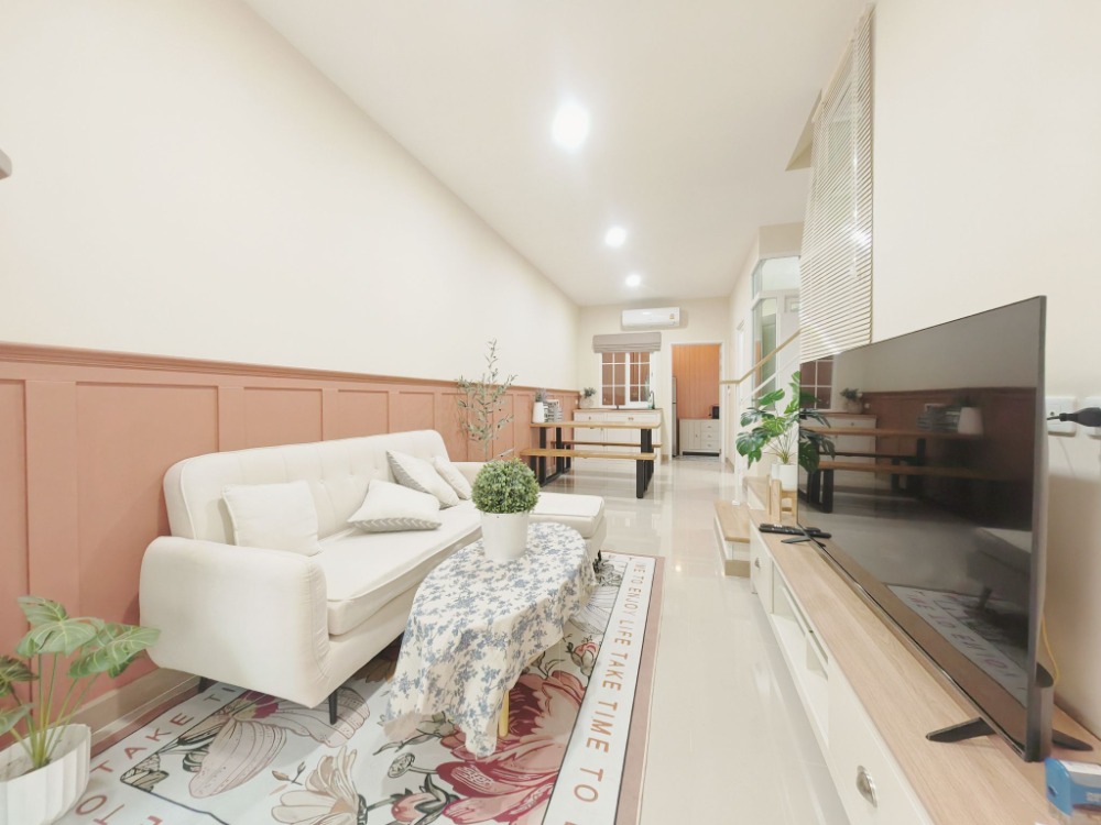 For RentTownhomePathum Thani,Rangsit, Thammasat : Townhouse for rent, 800 meters (5 minutes) from Future Park Rangsit and 15 minutes from Bangkok University (Rangsit), 4 air conditioners, fully furnished, ready to move in