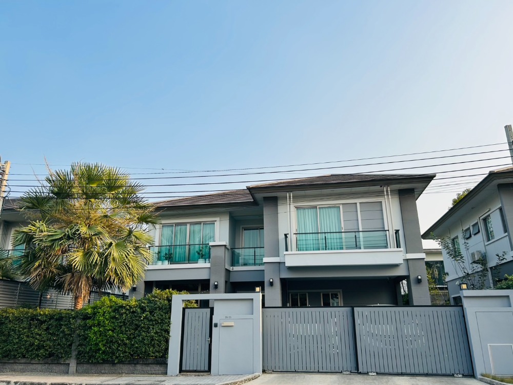 For RentHousePattanakan, Srinakarin : For Rent: 2-Story Detached House at The Palm, Krungthep Kreetha-Wongwaen Project. Fully furnished and ready to move in.