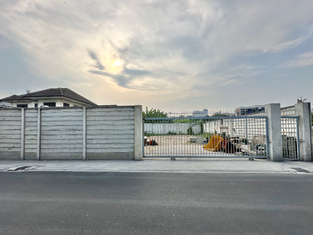 For RentLandOnnut, Udomsuk : 🏡 Land for rent with fence and gate | Owner releases himself! | Soi On Nut 66, next to Srinakarin Road, near Phatthanakan Road, Expressway, Motorway 🚗