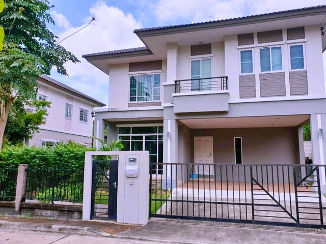 For RentHouseBangna, Bearing, Lasalle : Kingkaew Theparak MegaHome Bangplee 1km. Tamru Bangpoo Industrial Market 2.7km. Built-in fur Big C B