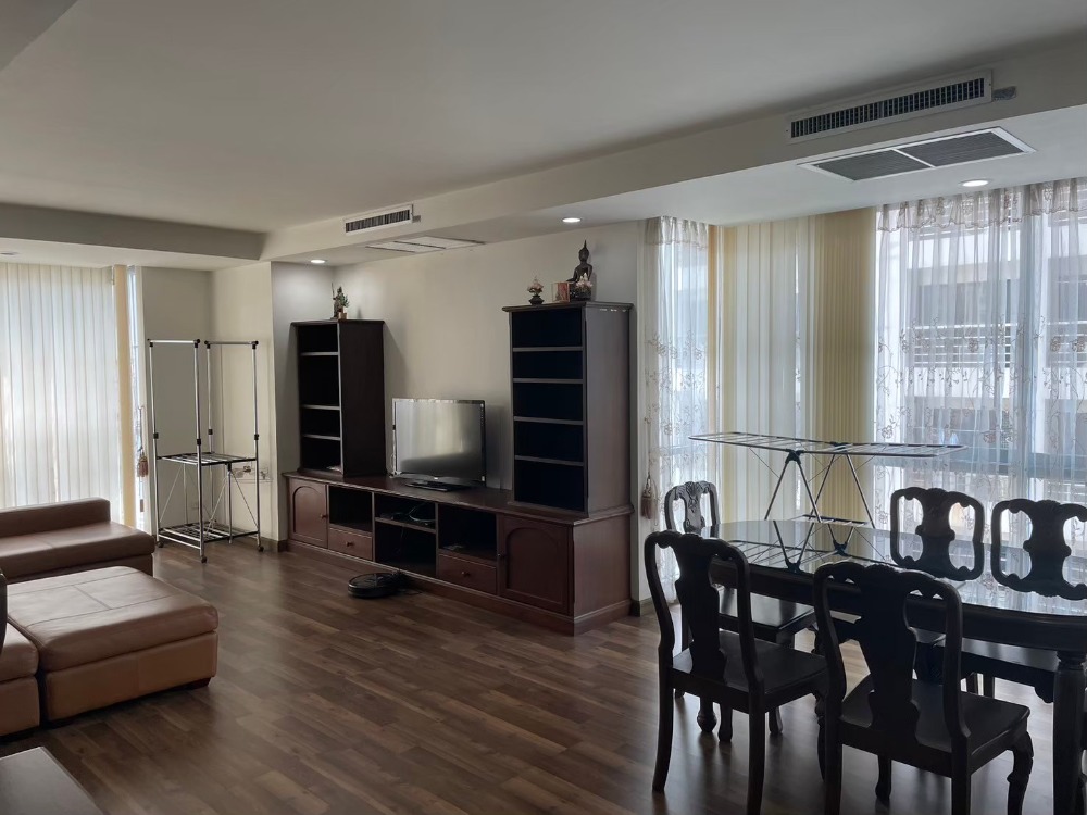 For RentCondoWitthayu, Chidlom, Langsuan, Ploenchit : The Rajdamri Condominium, Soi Mahadlek Luang 2 #Near BTS Ratchadamri (80 m.) #Opposite Royal Bangkok Sports Club #Siam Paragon, Central World, MBK Location : https://maps.app.goo.gl/vkXTngWpeP7YdPut5 . #Details - 2