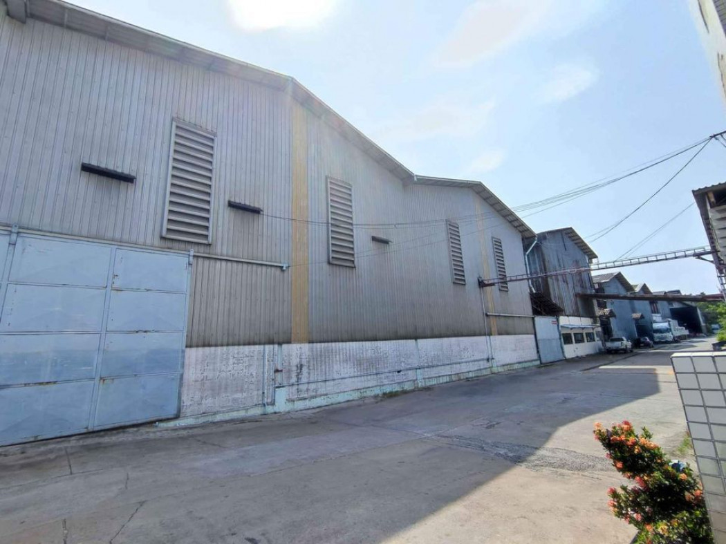 For RentFactoryMahachai Samut Sakhon : Large warehouse for rent | 1,300 - 1,700 sq m. | Good location, Om Noi, Samut Sakhon