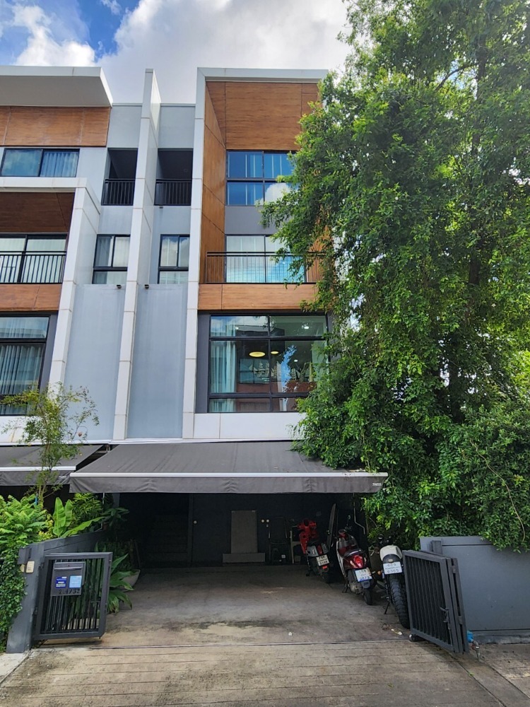 For SaleTownhousePattanakan, Srinakarin : For sale: 3-storey office and mezzanine, decorated.