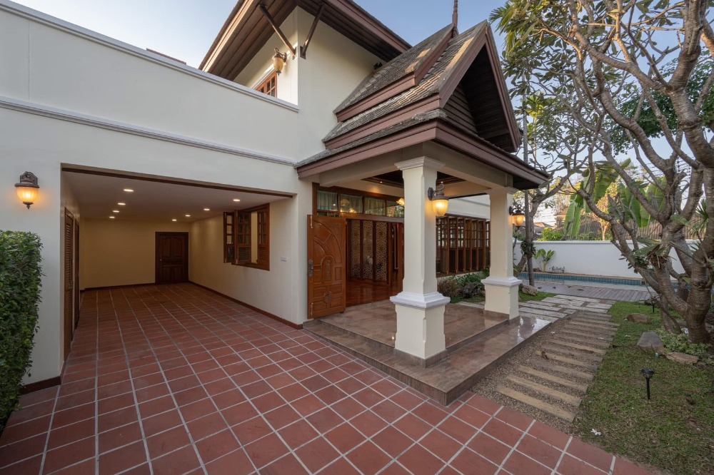 For SaleHouseChiang Mai : Pool villa for sale in Wang Tan Village.  Price 10.5 million, transfer fee is half each.