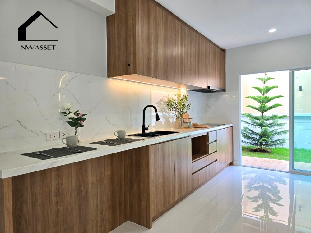 For SaleTownhousePattanakan, Srinakarin : For sale: 2-storey townhouse, completely renovated, 800 meters from Phatthanakan Road