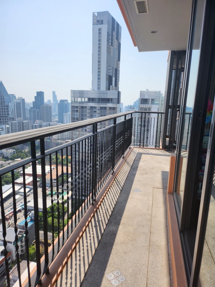 For SaleCondoSukhumvit, Asoke, Thonglor : 🐶Pet-Friendly🐱 Beautiful room, good condition, fully furnished, high floor, in the heart of EM District ✨Aguston Sukhumvit 22✨2 bedrooms, 3 bathrooms, size 155 sq m, near BTS Phrom Phong Tel.0982645161