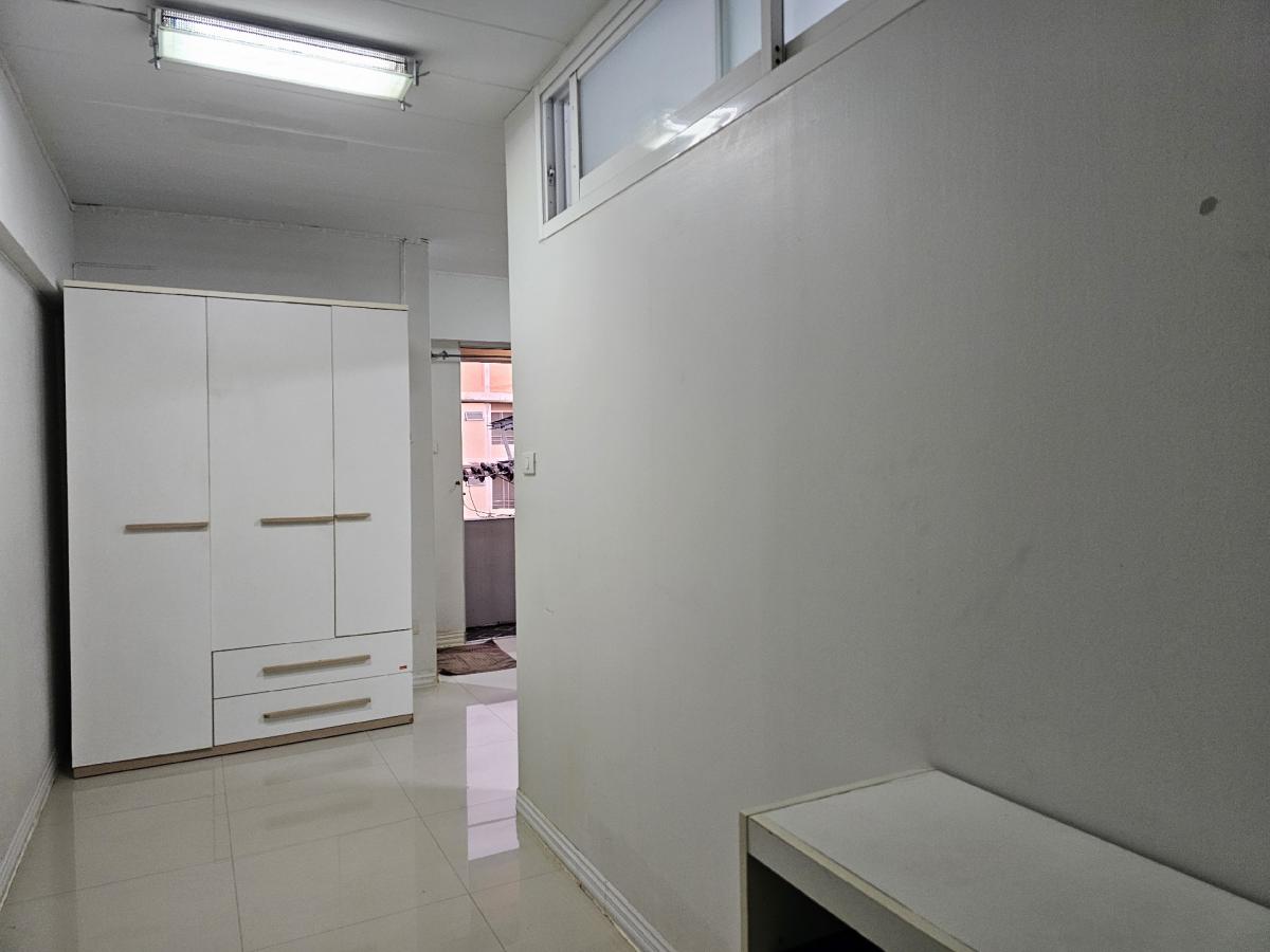 For RentCondoRatchadapisek, Huaikwang, Suttisan : Condo for rent near MRT Sutthisan 500 meters, walkable, enter from the alley behind Sutthisan Police Station.