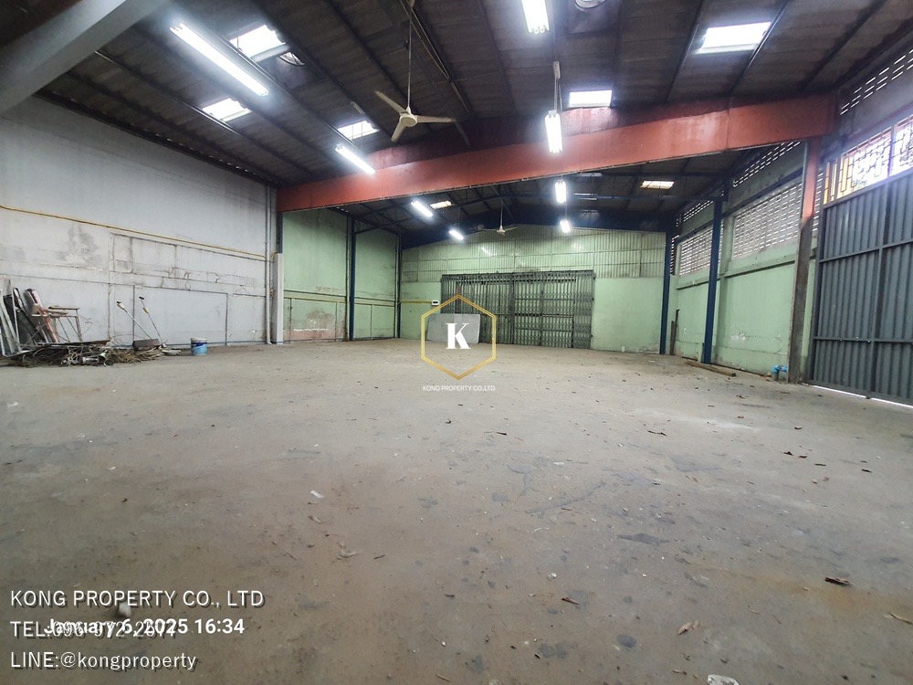 For RentWarehouseKhlongtoei, Kluaynamthai : Warehouse for rent, Rama 4, Khlong Toei, Bangkok, area 233 sq m.