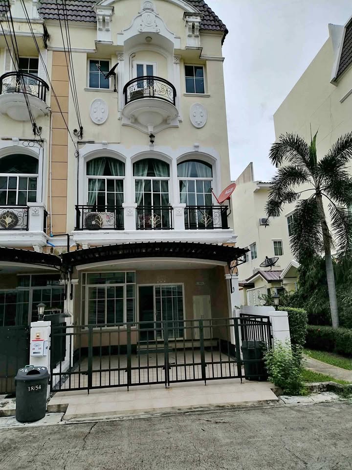 For RentTownhousePattanakan, Srinakarin : 3-storey townhouse with furniture, beautifully decorated, for rent in Prawet-Pattanakarn area, near Stamford International University, only 400 meters away.