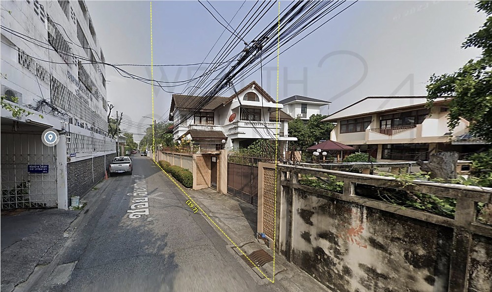 For SaleLandSapankwai,Jatujak : Land for sale with house, 197 sq.w., near Sutthisan MRT station. For sale: land and house, 197 sq.w., near the Sutthisan MRT station.